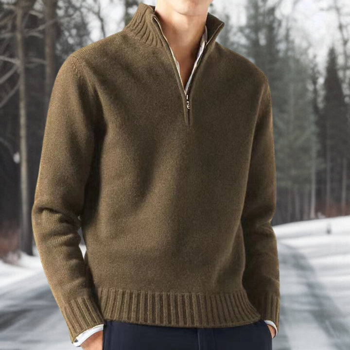 Warme heren gebreide trui met opstaande ritskraag, essentieel voor comfort en stijl in de winter.