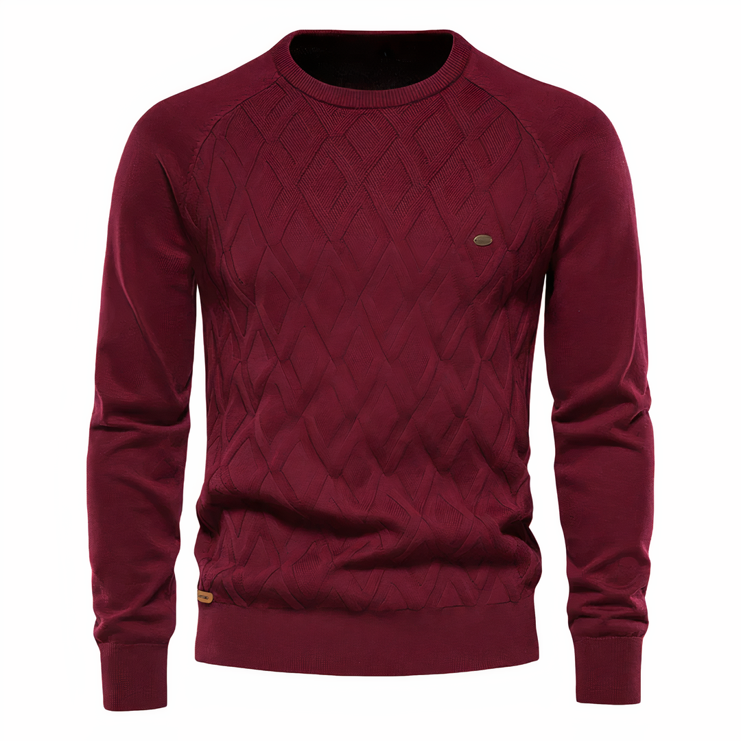 Model draagt een trendy heren gebreide trui met diamantpatroon, slanke pasvorm. Ideaal voor stijlvolle winterse looks.