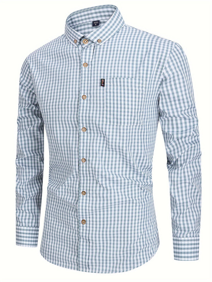 Close-up van geruit herenoverhemd met lange mouwen; toont kwaliteit en het casual, stijlvolle ruitpatroon.