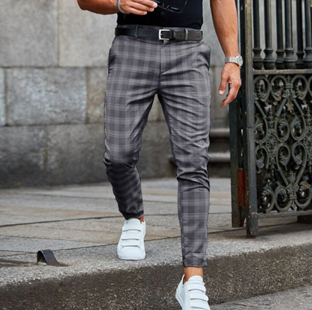 Stijlvolle heren geruite chino met stretch stof. Slim fit ontwerp, perfect voor lente en herfst herenmode.