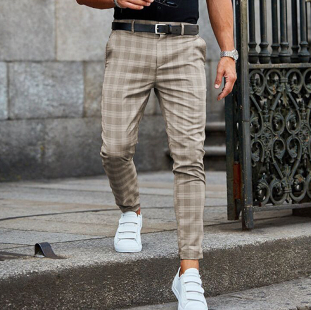 Man draagt geruite slim fit chino broek met stretch, veelzijdig voor casual en zakelijke lenteoutfits.