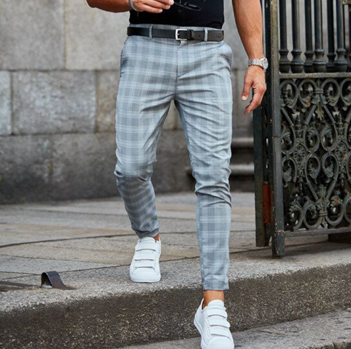 Lange slim fit heren geruite chino broek met comfortabele stretch. Een stijlvolle keuze voor herfst- en lenteoutfits.