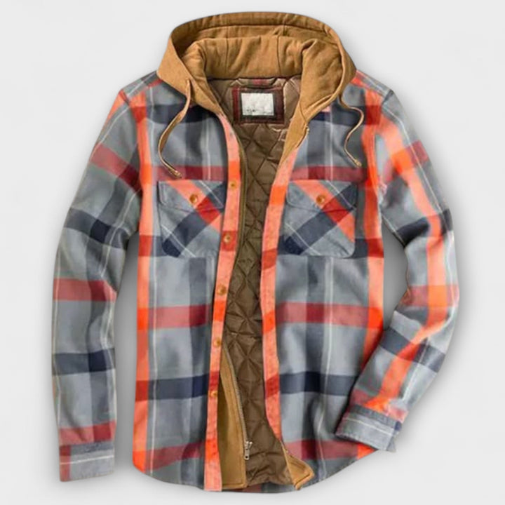 Man draagt stijlvolle geruite houthakkersjas met capuchon, ontspannen pose. Perfecte herfst/winter mannenmode.