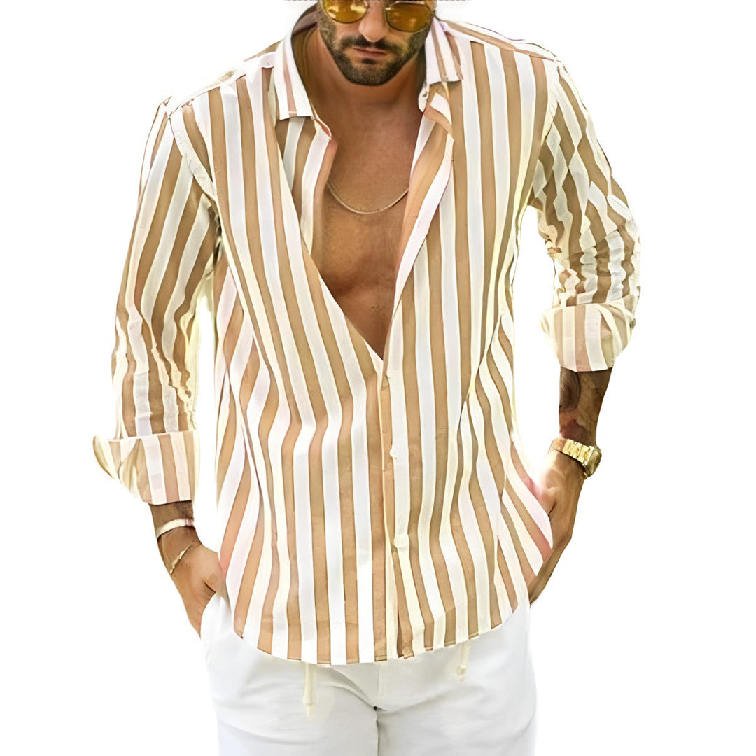Gestreept heren zomer overhemd, modieuze strandkleding en vakantie outfit.