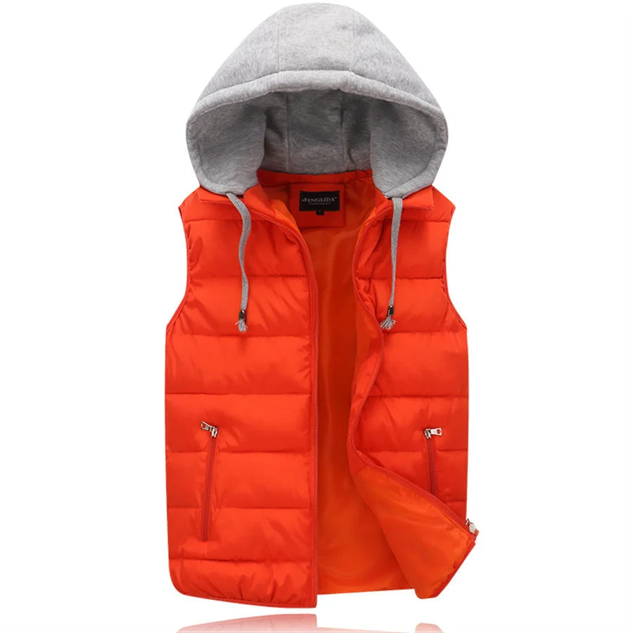 Warm gewatteerd herenvest met capuchon, perfect voor sportieve outfits in lente en herfst.