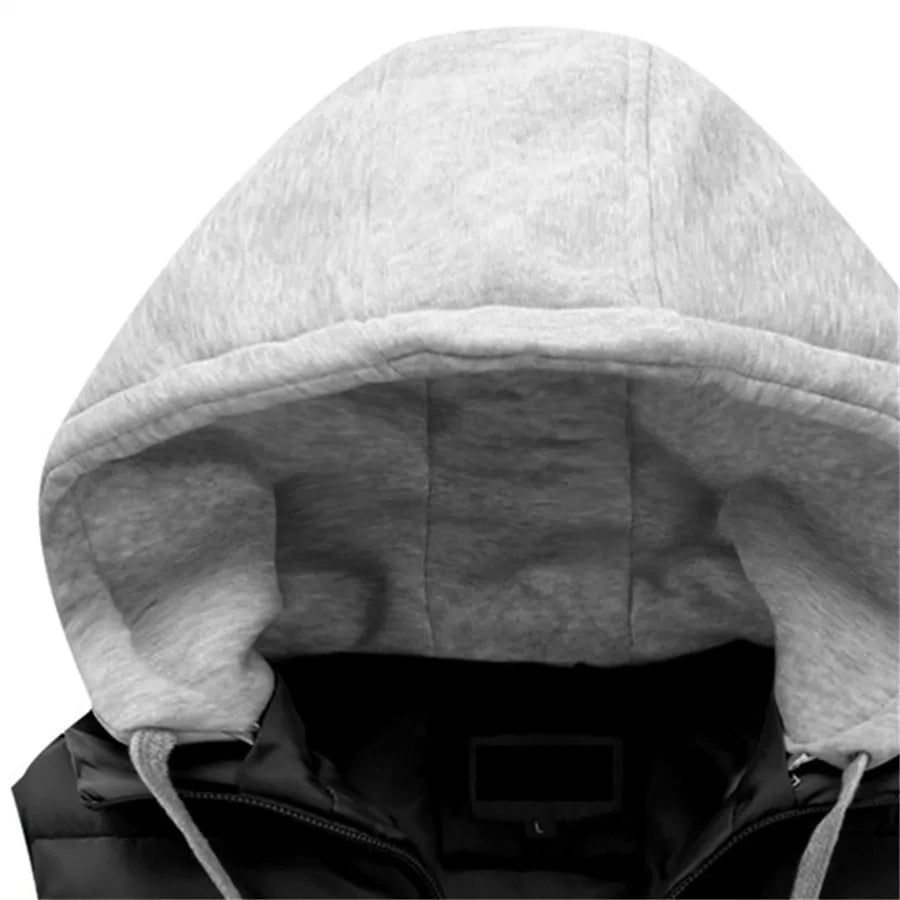 Vooraanzicht van een moderne gewatteerde heren bodywarmer met verstelbare capuchon.