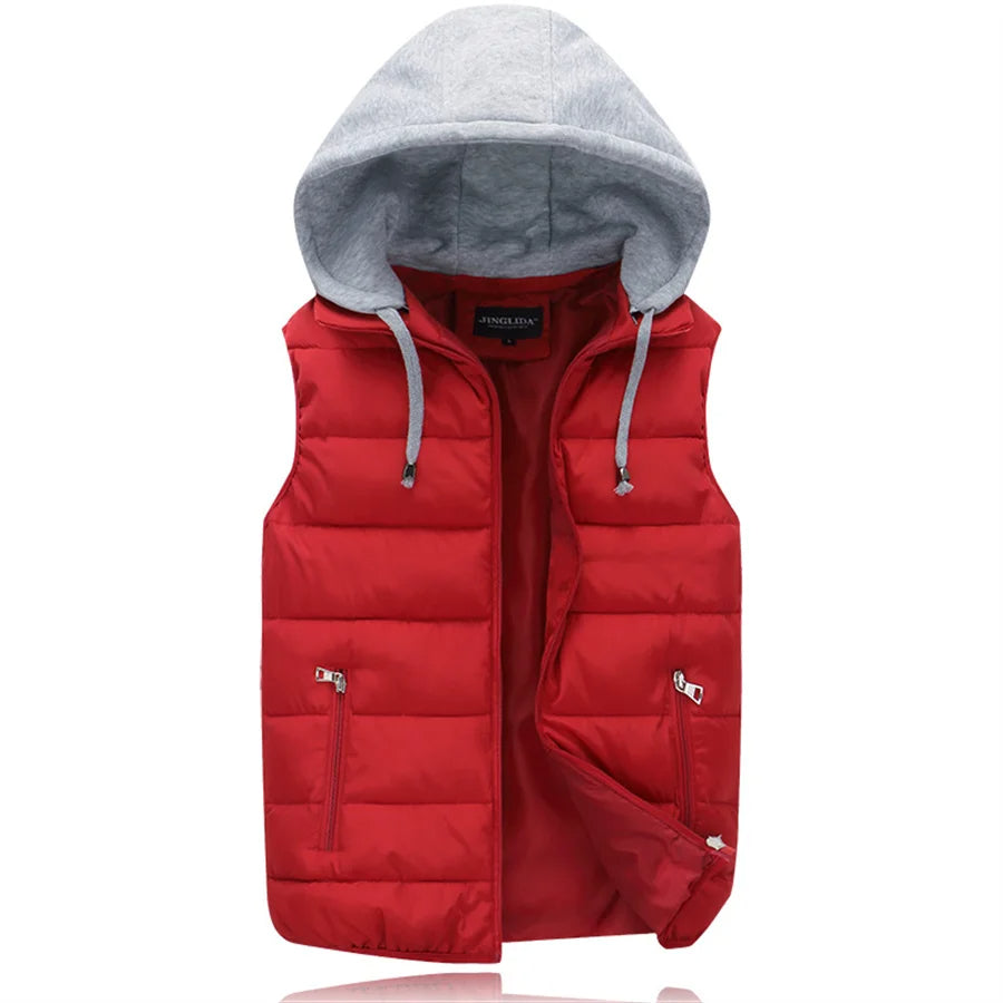 Detail van een heren bodywarmer, gewatteerd met stevige rits en handige zakken voor comfort.