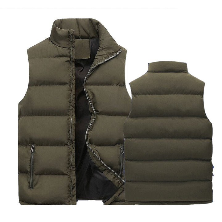 Detail van een gewatteerde heren bodywarmer met ritssluiting, stijlvol en warm voor casual kleding.