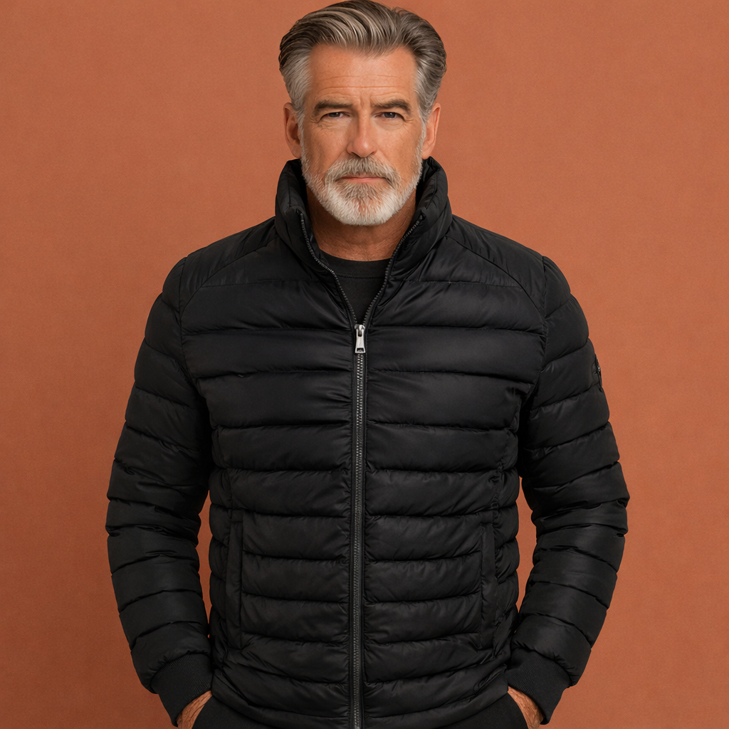 Heren gewatteerde jas met opstaande kraag en slanke pasvorm. Perfecte moderne overgangsjas voor herfst en winter.