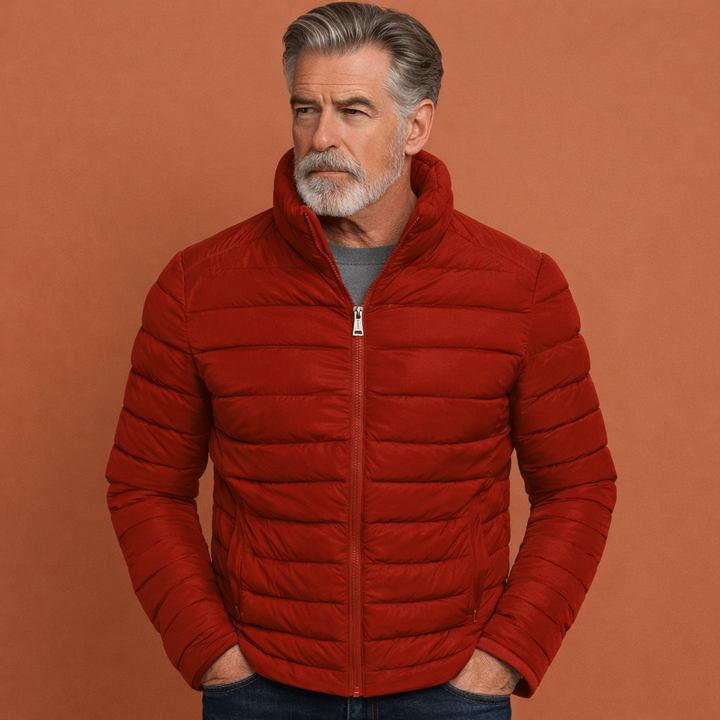 Volledig beeld van de heren gewatteerde jas, benadrukt de slanke pasvorm en opstaande kraag. Ideale casual bovenkleding.