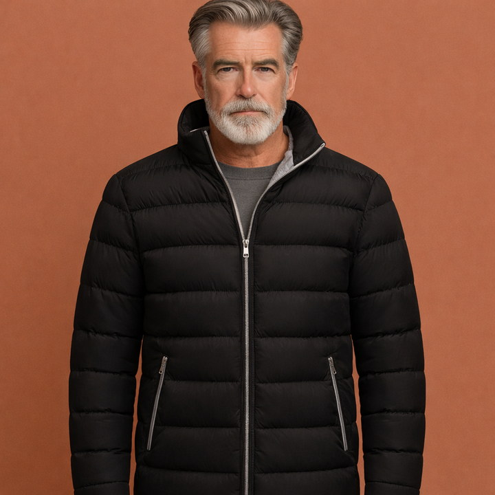 Stijlvolle heren overgangsjas, gewatteerd en warm, met praktische ritszakken voor herfst/winter.