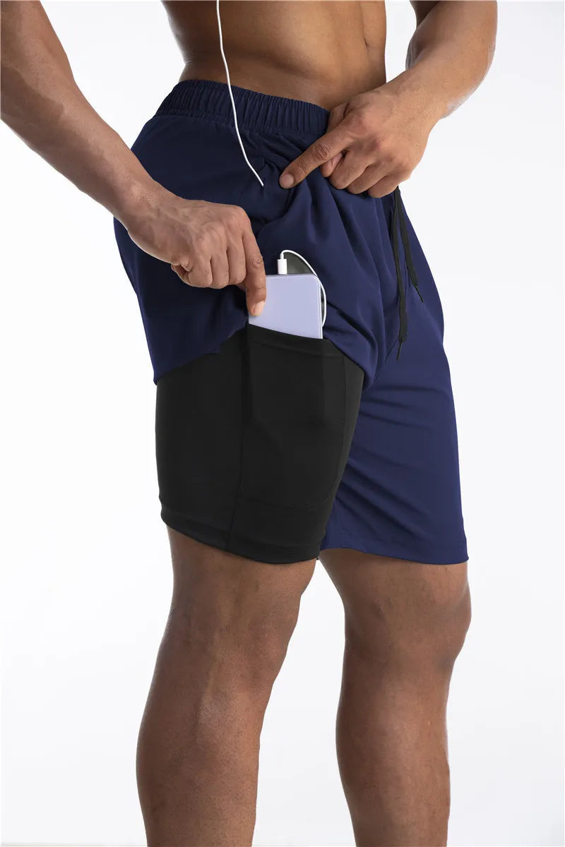 Man draagt heren hardloopshorts met liner en telefoonzak tijdens running training, voor comfort en flexibiliteit.