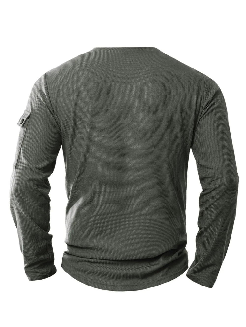 Detailopname van de knoopsluiting van een stijlvol heren henley shirt met lange mouwen.
