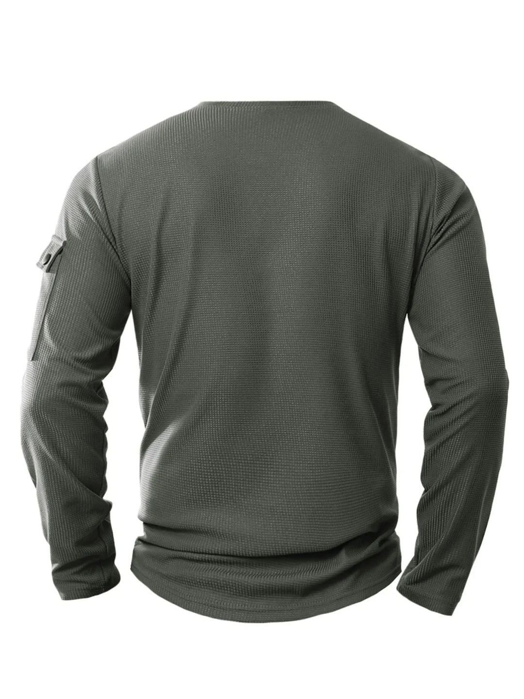 Detailopname van de knoopsluiting van een stijlvol heren henley shirt met lange mouwen.