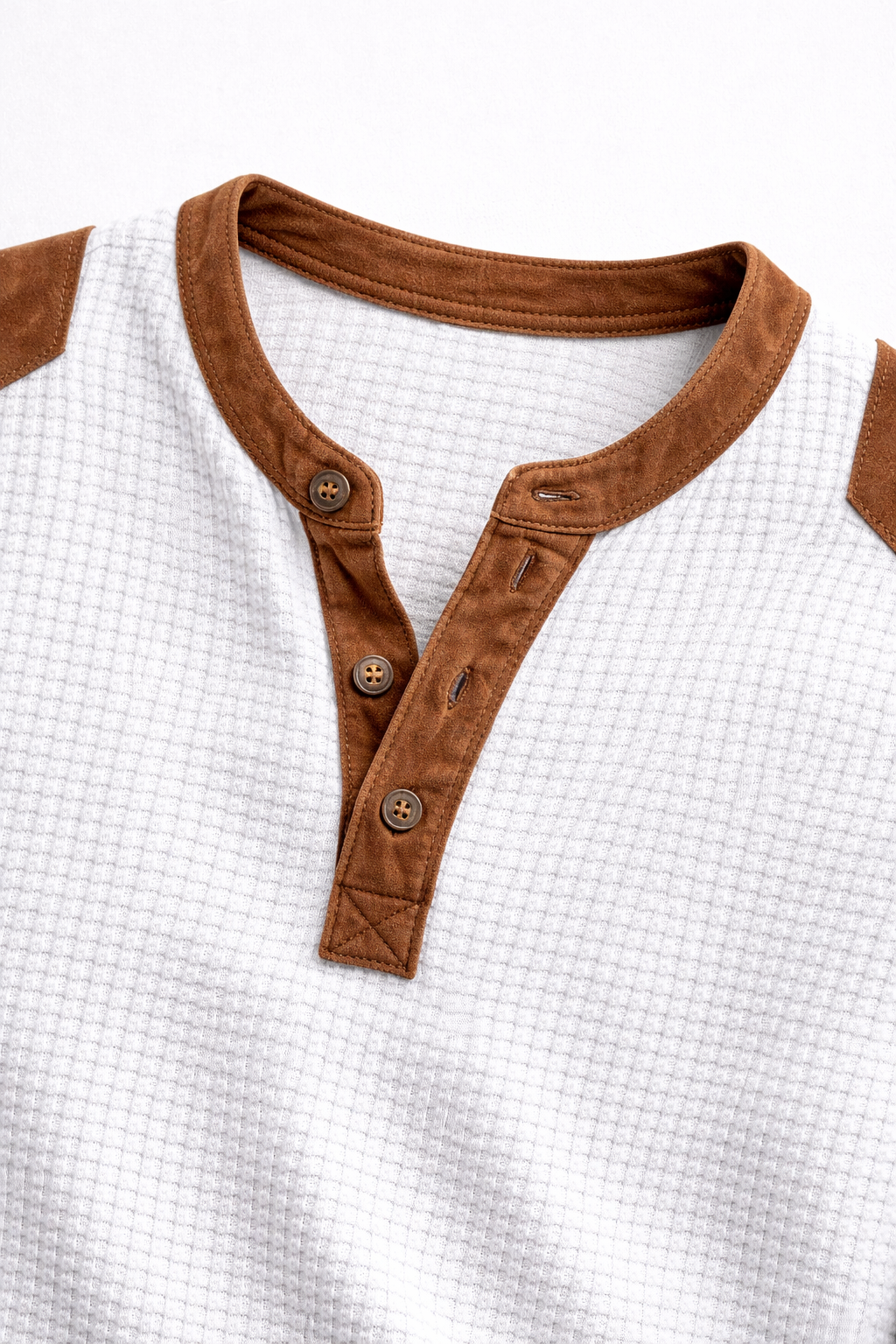 Casual heren henley shirt met opvallende patchwork schouders en warme wafelstof, perfect voor de winter.