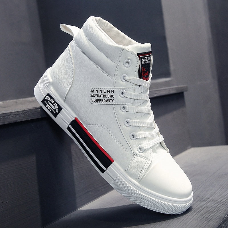 Comfortabele hoge herenschoenen, ideaal voor casual outfits. Moderne voetmode voor de herfst en winter.