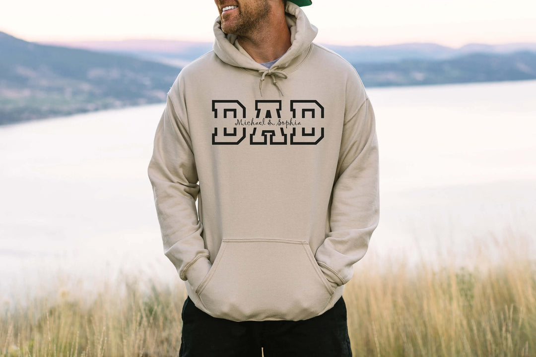 Gepersonaliseerde heren hoodie voor Vaderdag, met unieke print van familieman. Een speciaal sweatshirt.