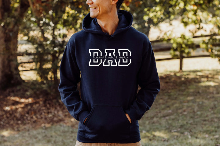 Man draagt gepersonaliseerde zwarte hoodie met namen, perfect als cadeau voor Vaderdag. Warm en stijlvol.