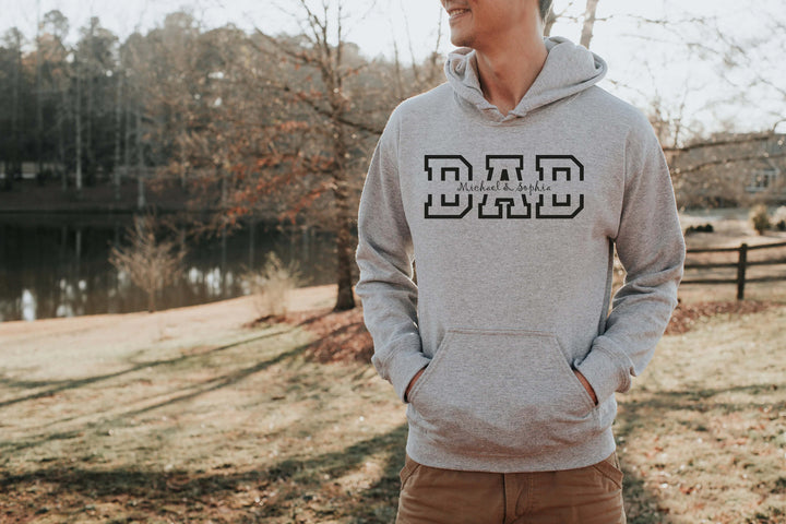 Close-up van gepersonaliseerde heren hoodie met namen op de borst, een uniek Vaderdag cadeau.