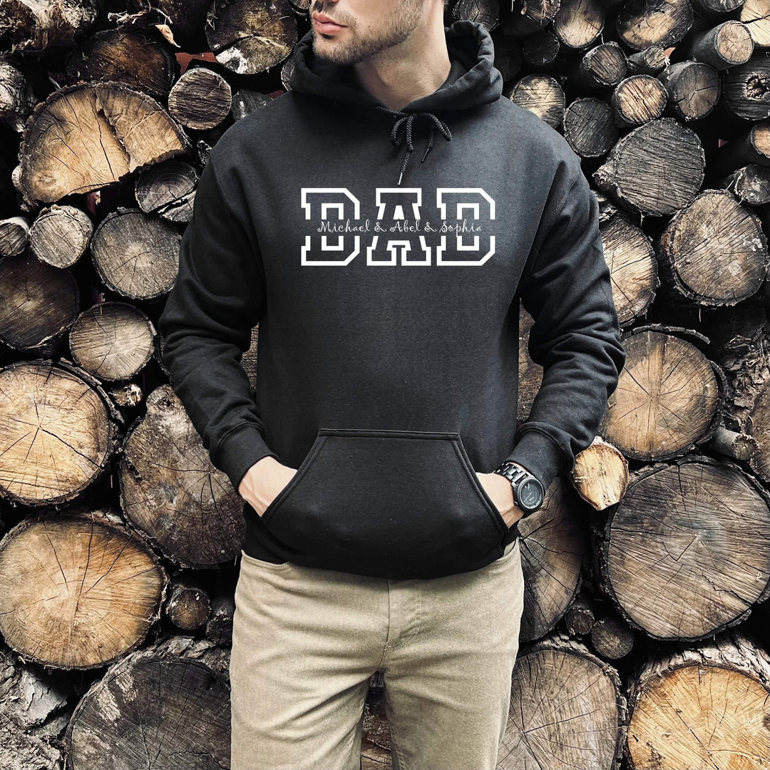 Stijlvolle grijze heren hoodie, gepersonaliseerd met familienamen. Een speciaal Vaderdag cadeau voor hem.