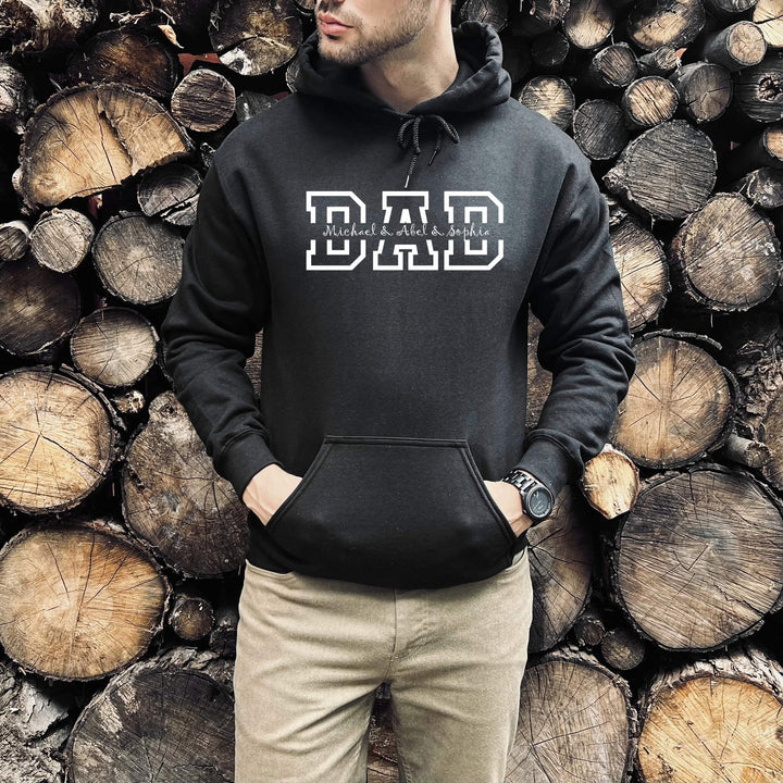 Stijlvolle grijze heren hoodie, gepersonaliseerd met familienamen. Een speciaal Vaderdag cadeau voor hem.
