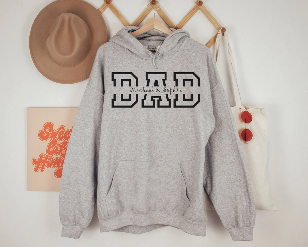 Blauwe heren hoodie met gepersonaliseerde print, een warm en uniek cadeau voor vader op Vaderdag.