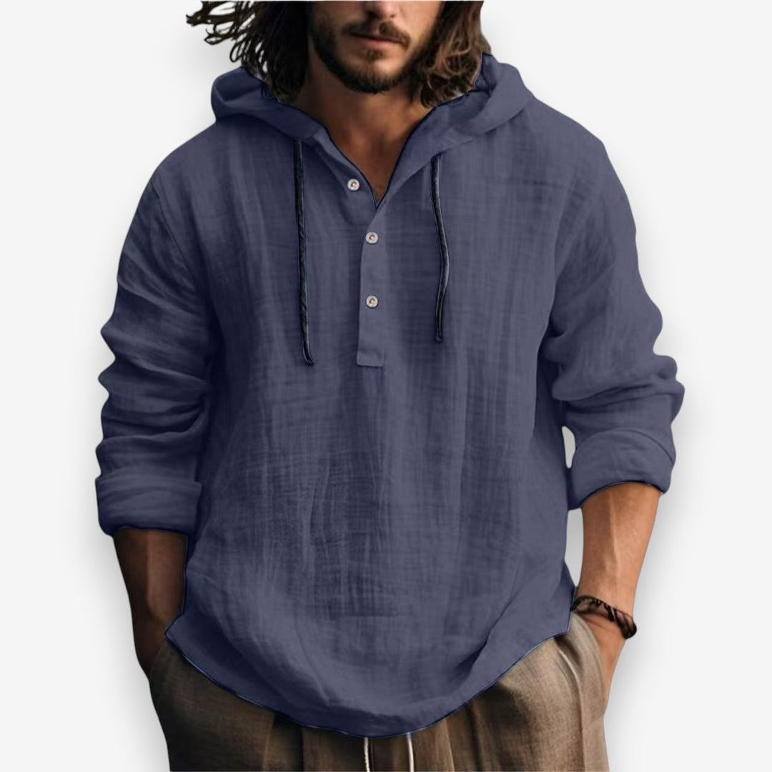 Model draagt casual heren hoodie met capuchon en knoopsluiting. Relaxte pasvorm streetwear look.