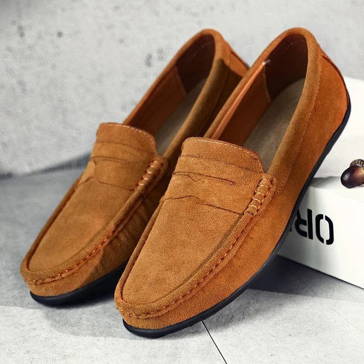 Bruine heren loafers met een klassieke uitstraling, veelzijdig voor elke outfit, van casual tot zakelijk.