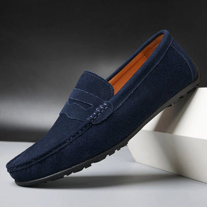 Elegante heren loafers in zwart leer, geschikt voor zowel zakelijke afspraken als ontspannen weekenden.