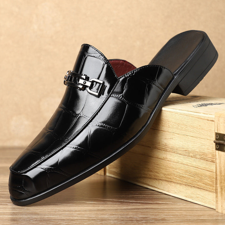 Klassieke heren instappers, mocassin-stijl met subtiele hak, veelzijdig voor casual of nette gelegenheden.