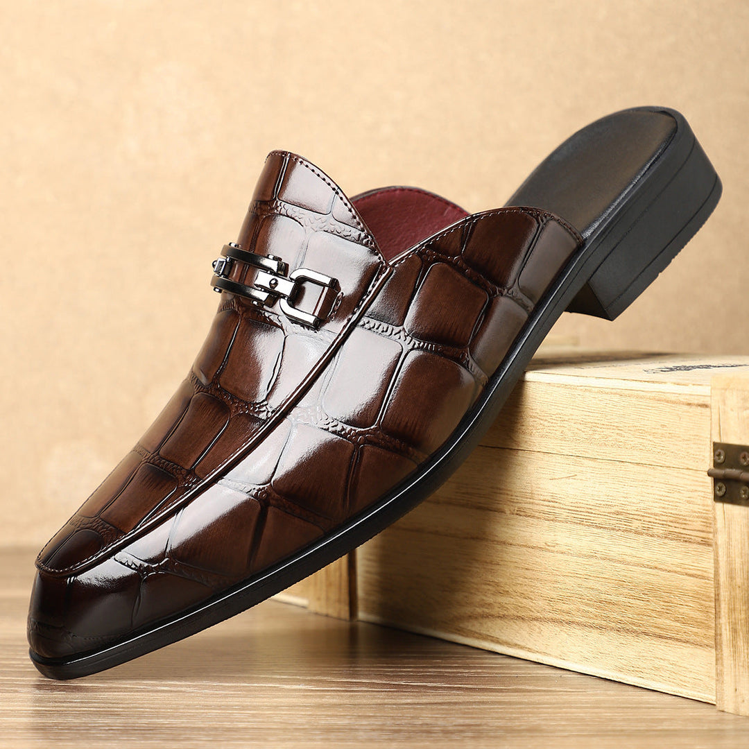 Eigentijdse heren instappers met hak, modieuze slip-on herenschoenen voor een smart casual zomerlook.