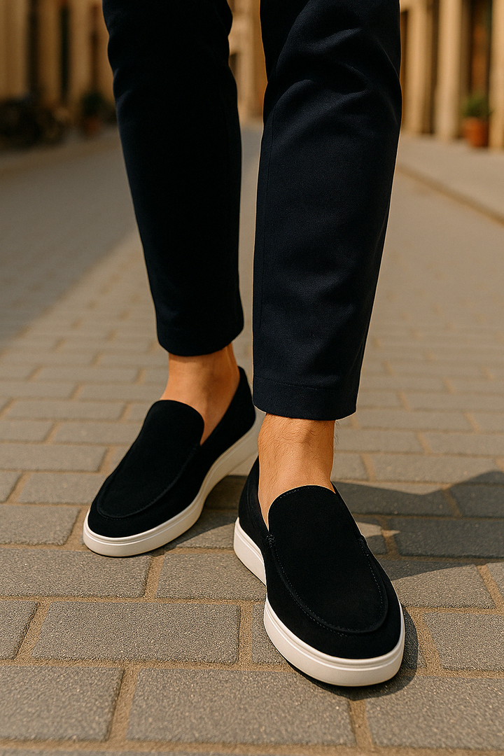 Klassieke blauwe heren loafers, perfect voor zomerse dagen en formele gelegenheden. Zeer stijlvol.