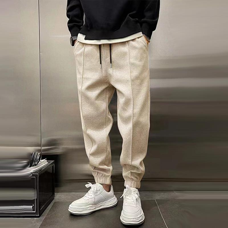 Comfortabele herenbroek, model joggingbroek, met elastische band en zakken aan de achterzijde. Voor herenmode.