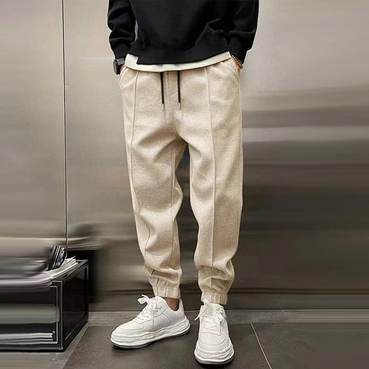 Comfortabele herenbroek, model joggingbroek, met elastische band en zakken aan de achterzijde. Voor herenmode.