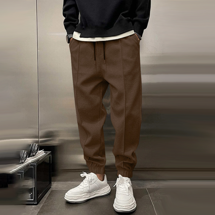 Trendy heren joggingbroek met comfortabele stretch en achterzakken, voor een moderne en actieve levensstijl.
