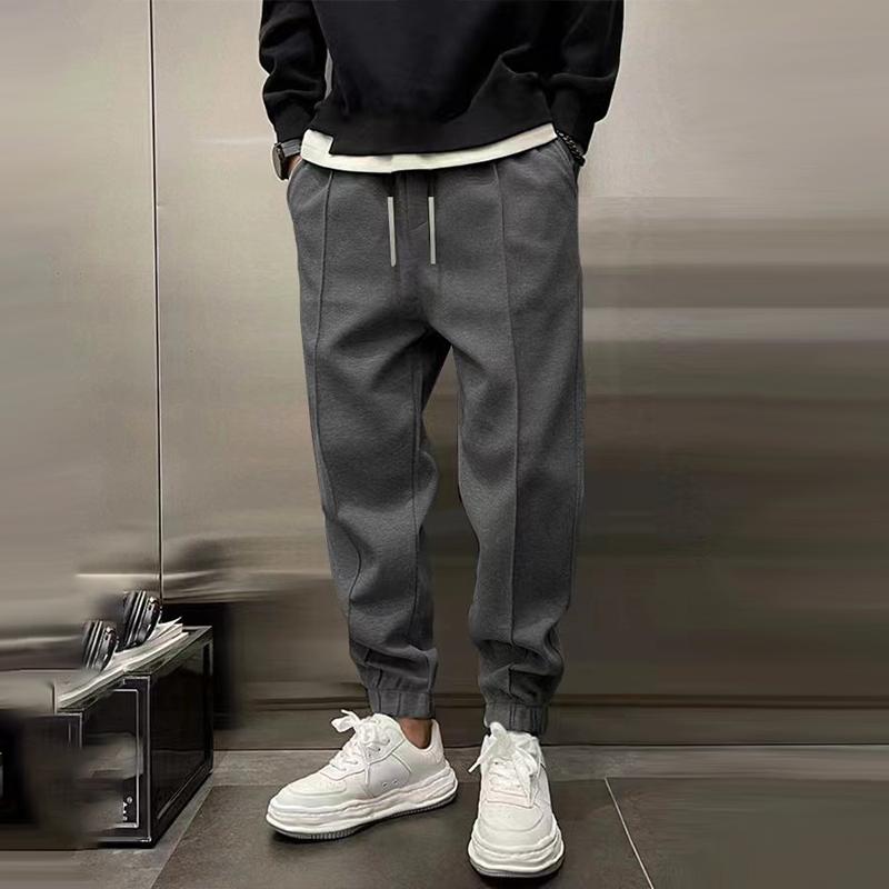 Nauwsluitende heren joggingbroek met comfortabele tailleband en praktische achterzakken. Veelzijdig en stijlvol.