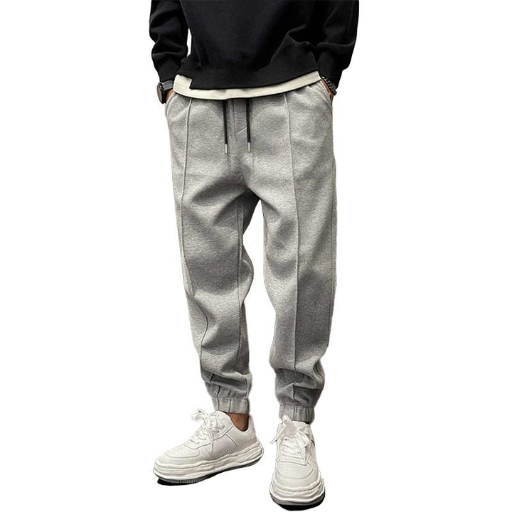 Grijze heren joggingbroek, nauwsluitend model met elastische tailleband en handige achterzakken.