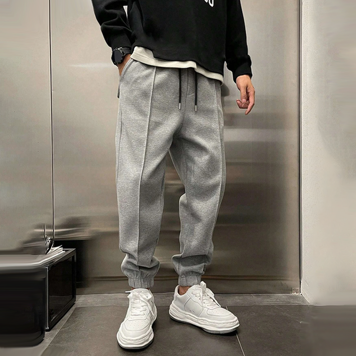 Casual heren sportbroek, perfect voor comfort thuis of tijdens een training. Met praktische achterzakken.