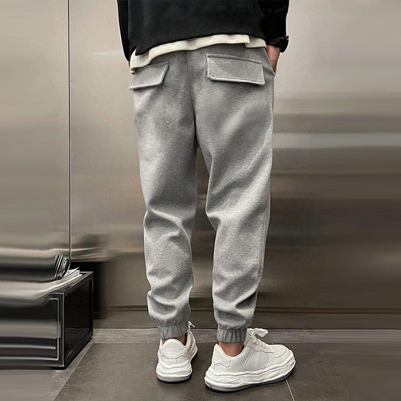 Comfortabele heren vrijetijdsbroek in moderne stijl, voorzien van ruime achterzakken. Relaxte pasvorm.