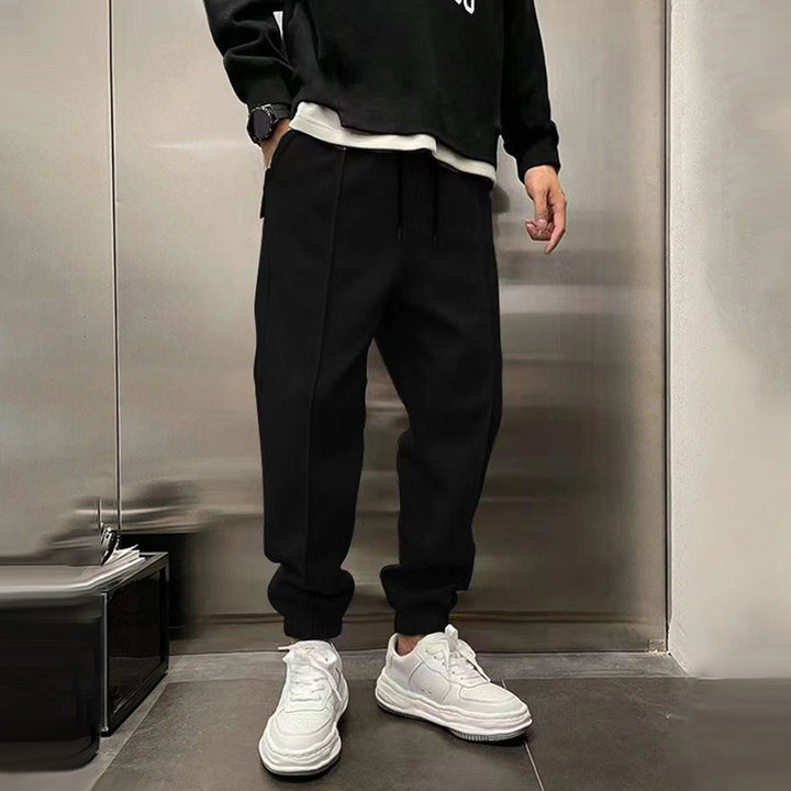 Heren trainingsbroek met zachte stof en flexibele pasvorm, inclusief handige achterzakken voor essentials.