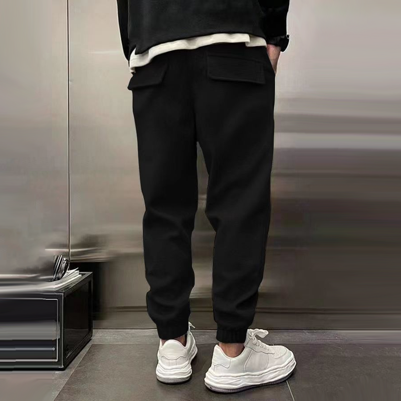 Stijlvolle heren joggingbroek, perfect voor een casual look. Met comfortabele elastische taille en achterzakken.
