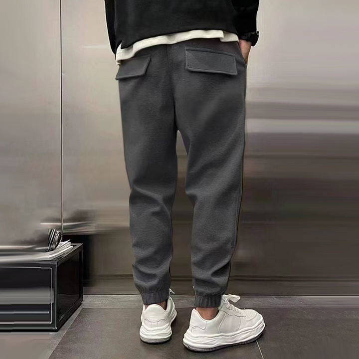Heren sportbroek voor comfort en bewegingsvrijheid, uitgerust met praktische achterzakken. Geschikt voor heren.