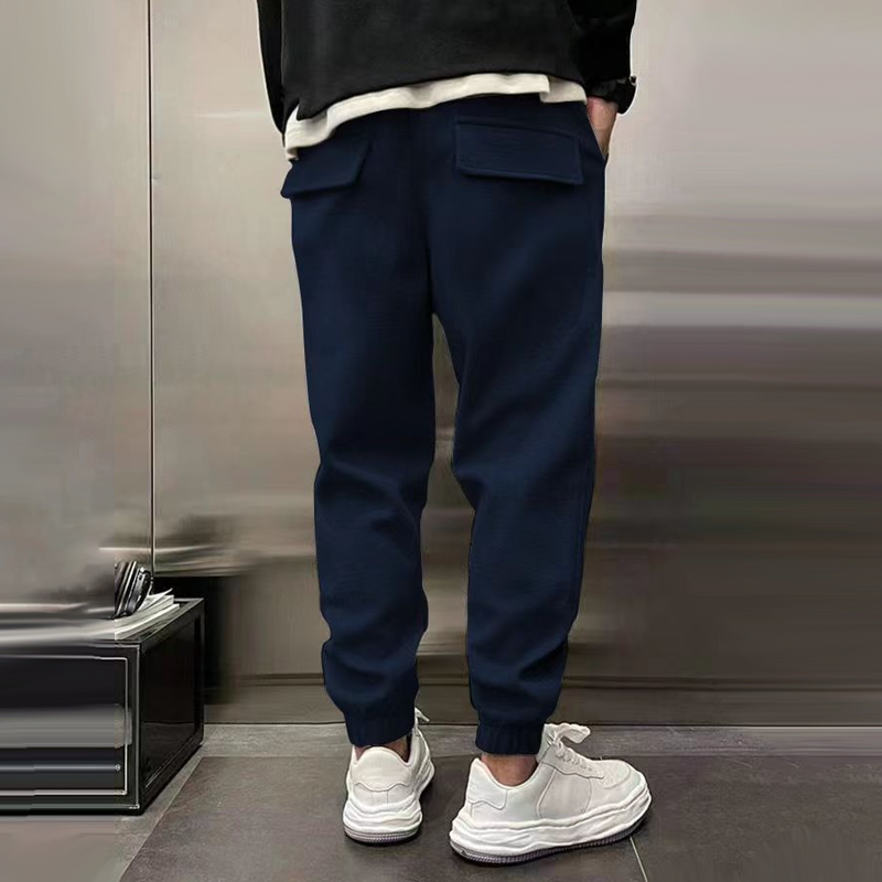 Moderne heren vrijetijdsbroek met een comfortabele fit en functionele achterzakken. Ideaal voor dagelijks gebruik.