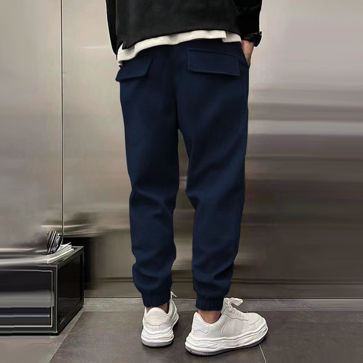 Moderne heren vrijetijdsbroek met een comfortabele fit en functionele achterzakken. Ideaal voor dagelijks gebruik.