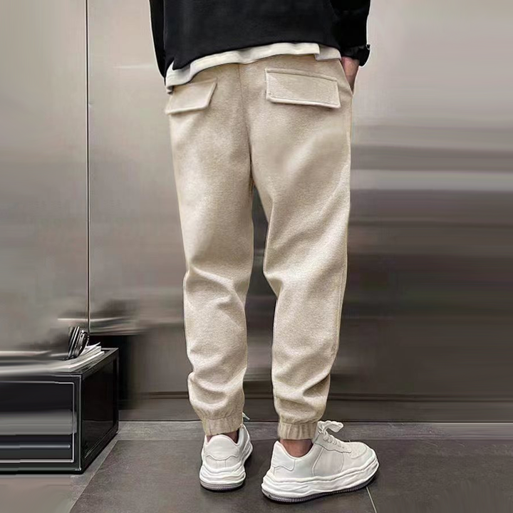 Zwarte heren joggingbroek, comfortabel en trendy. Met nauwsluitende pijpen en praktische achterzakken.