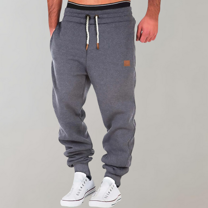 Sportieve heren joggingbroek met comfortabel trekkoord. Rechte pijpen voor een relaxte, moderne look.
