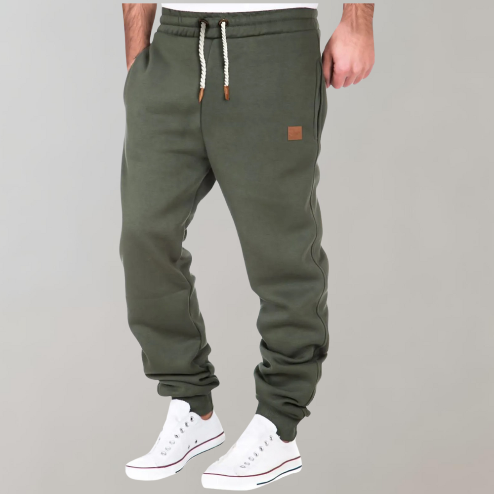 Comfortabele heren joggingbroek met rechte pijpen en handige zijzakken. Geschikt voor casual herenmode.
