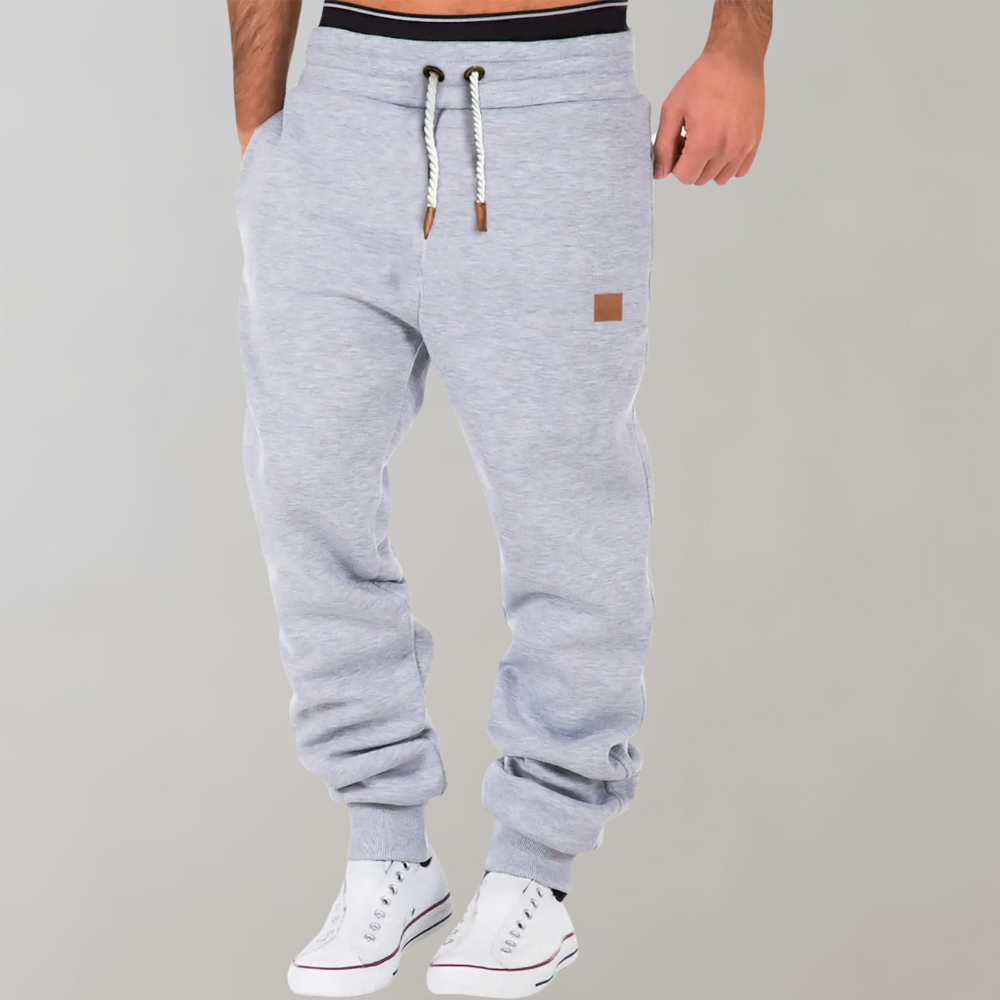 Veelzijdige heren joggingbroek met trekkoord en rechte pijpen. Sportief, stijlvol en machinewasbaar.