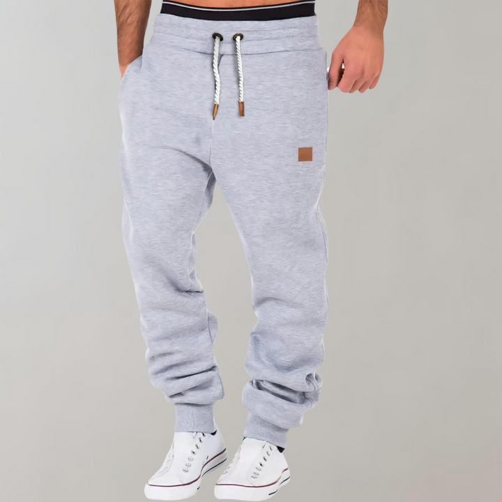 Veelzijdige heren joggingbroek met trekkoord en rechte pijpen. Sportief, stijlvol en machinewasbaar.