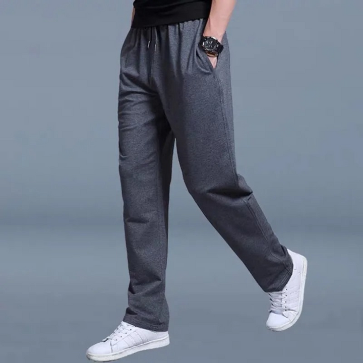 Heren joggingbroek in actie, biedt optimale bewegingsvrijheid en comfort voor sportieve activiteiten.